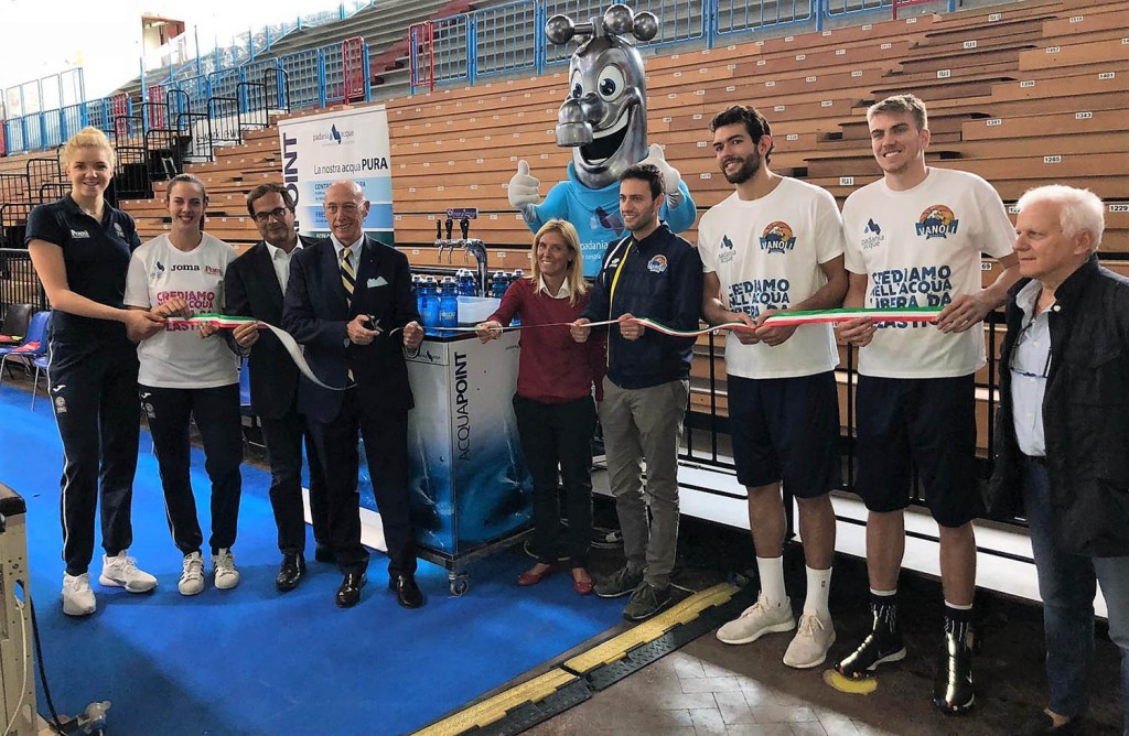 La presentazione del progetto L'acqua vince sul campo con il taglio del nastro degli Acqua Point a bordo campo