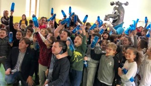 Foto di gruppo con i bambini della scuola Primaria di Gussola