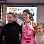 Gabriele Piccolo premia come MVP Federica Stufi in una gara dello scorso Campionato