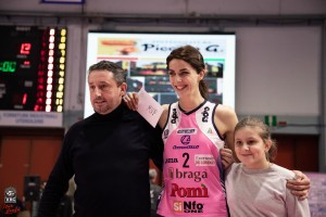 Gabriele Piccolo premia come MVP Federica Stufi in una gara dello scorso Campionato
