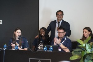 Il tavolo alla conferenza